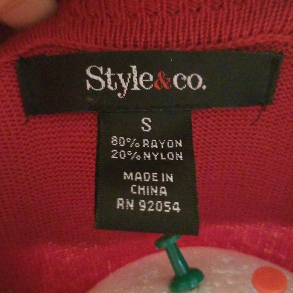 Red sweater - Picture 3 of 3